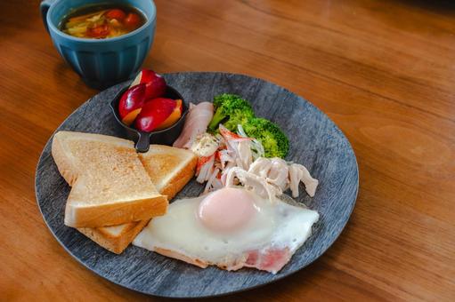 トーストと卵の朝食 トーストと卵の朝食の写真