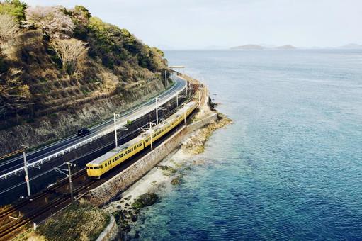 春の海岸線カーブを走るレトロな列車 春の海岸線カーブを走るレトロな列車 列車,レトロな列車,jrの写真素材