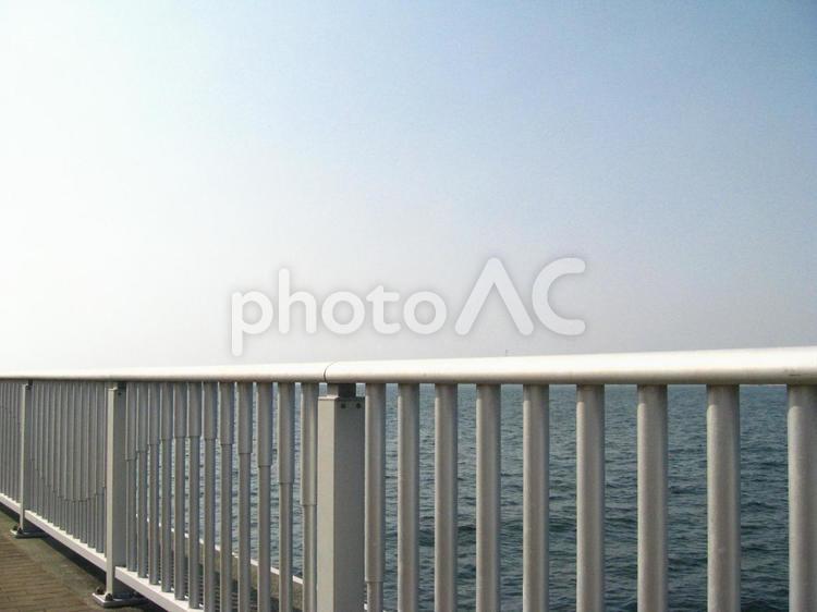 フェンス越しの海と空 フェンス,柵,金属の写真素材