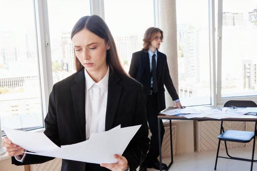 複数の書類を見ている女性 男女,女性,資料の写真素材