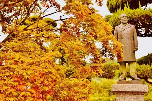 伊藤博文公像と秋の紅葉 伊藤博文公像と秋の紅葉 伊藤博文公像,初代内閣総理大臣,秋の写真素材