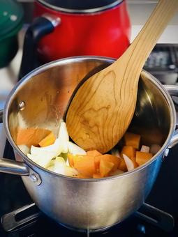 玉ねぎ&にんじん炒め2 玉ねぎ,にんじん,寸胴鍋の写真素材
