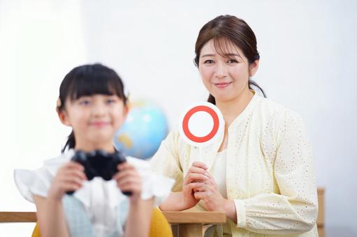 笑顔でまるプレートを持つ女性 笑顔でまるプレートを持つ女性の写真