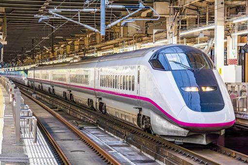 ホームに入線してくる東北山形新幹線E3系 ホームに入線してくる東北山形新幹線E3系 東北,つばさ,線路の写真素材