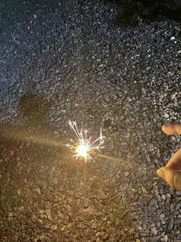 夜に咲く手持ち花火 夜に咲く手持ち花火の写真