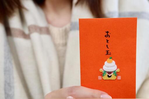お年玉袋を持つ女性 お年玉,お年玉袋,渡すの写真素材