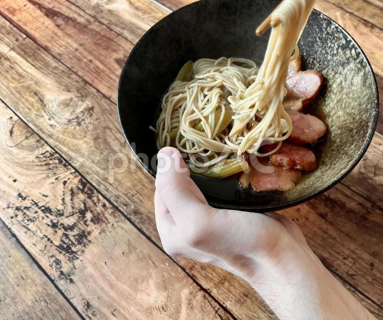 そばを食べる瞬間 暖かい,湯気,鴨南蛮の写真素材