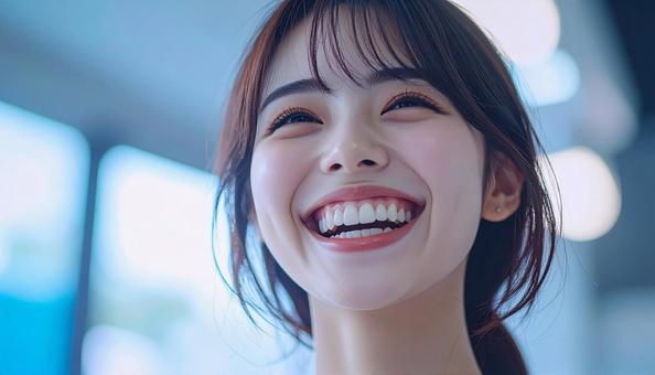口を開けて笑う女性 口を開けて笑う女性の写真