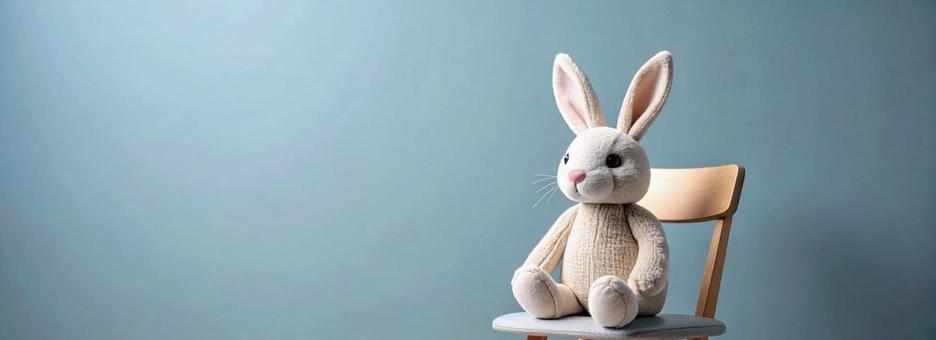 椅子に座るウサギのぬいぐるみの写真