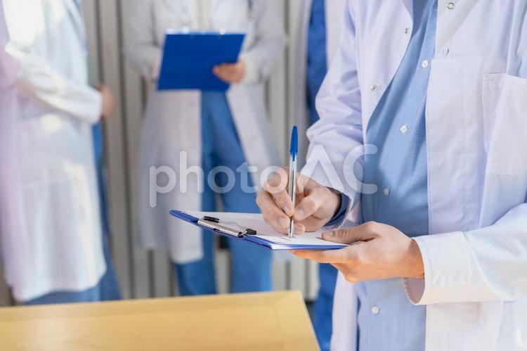 バインダーにメモをする人の手元 手元,人物,医療の写真素材