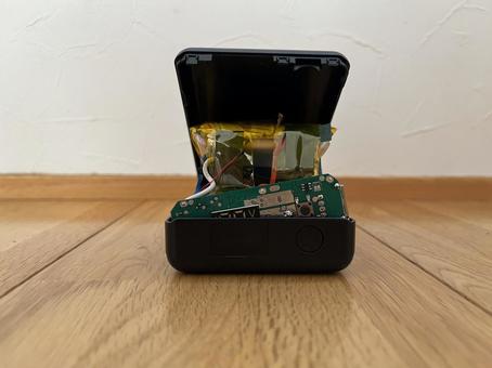 膨張したモバイルバッテリー 膨張したモバイルバッテリーの写真