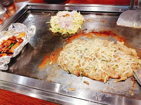 もんじゃ焼きとお好み焼き もんじゃ,お好み焼き,鉄板焼の写真素材