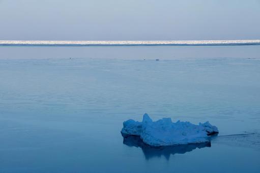 静かな流氷の海 静かな流氷の海の写真
