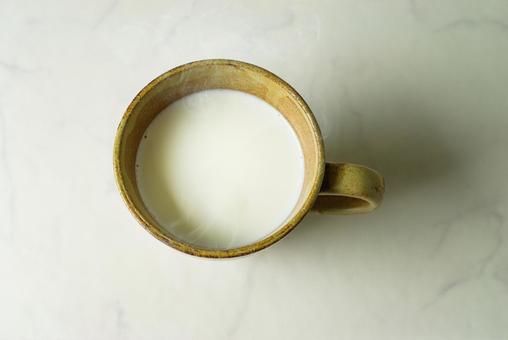 マグカップに入った牛乳の上から マグカップに入った牛乳の上からの写真