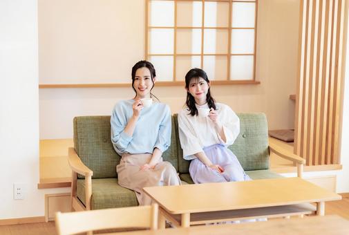 ソファで笑顔の女性二人 女性,友達,友人の写真素材