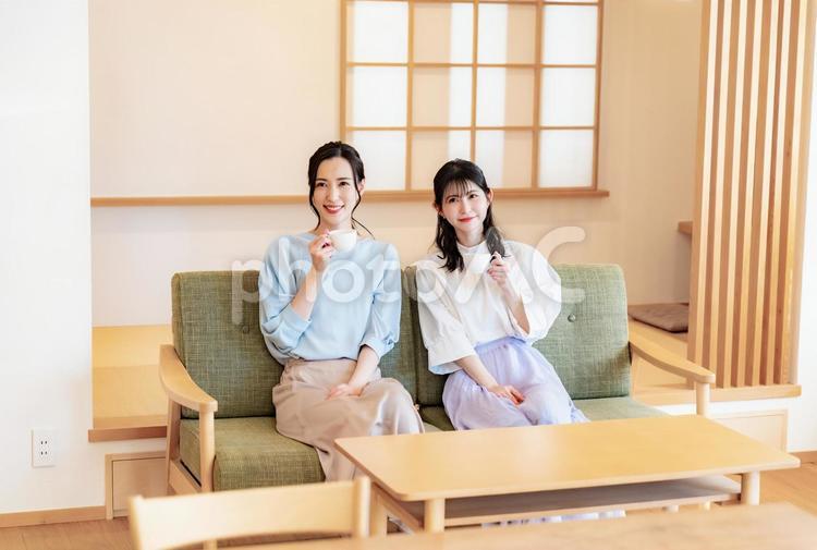 ソファで笑顔の女性二人 女性,友達,友人の写真素材