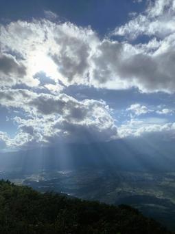 厚い雲と差し込む陽光が織りなす山の絶景 厚い雲と差し込む陽光が織りなす山の絶景 雲,太陽光,光芒の写真素材