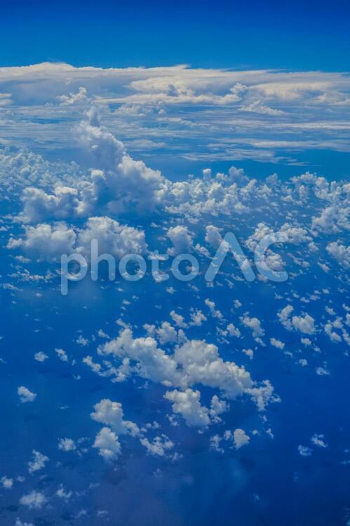 飛行機から見える雲と空 空,空撮,雲の写真素材