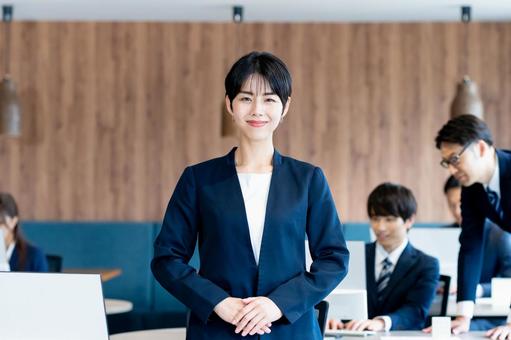 オフィスで働くビジネスウーマン オフィスで働くビジネスウーマン ビジネスウーマン,オフィス,笑顔の写真素材