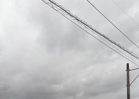 電線と曇り空 電線と曇り空の写真