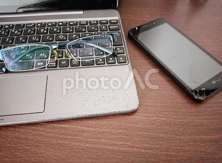 ノートパソコン　スマホ　メガネ ノートパソコン,パソコン,スマホの写真素材