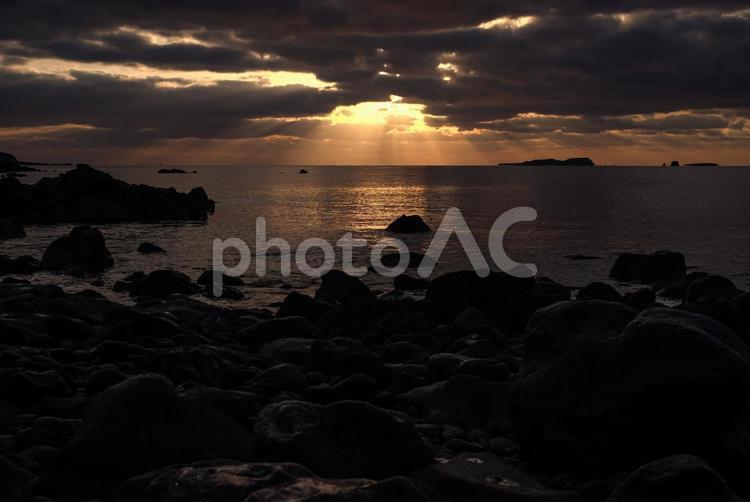 ★＜夜明けの五島＞鐙瀬溶岩海岸の日の出 夜明けの風景,夕方の風景,天使の梯子の写真素材