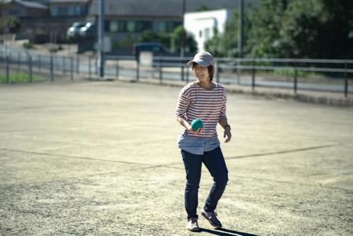 <素材>広場でキャッチボールをする女性 <素材>広場でキャッチボールをする女性 女性,人物,風景の写真素材