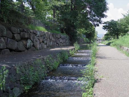 京都堀川の遊歩道 京都堀川の遊歩道の写真
