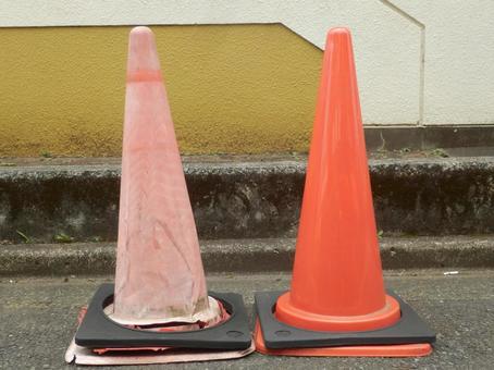 真新しい三角コーンと変色した三角コーン 三角コーン,赤,注意の写真素材