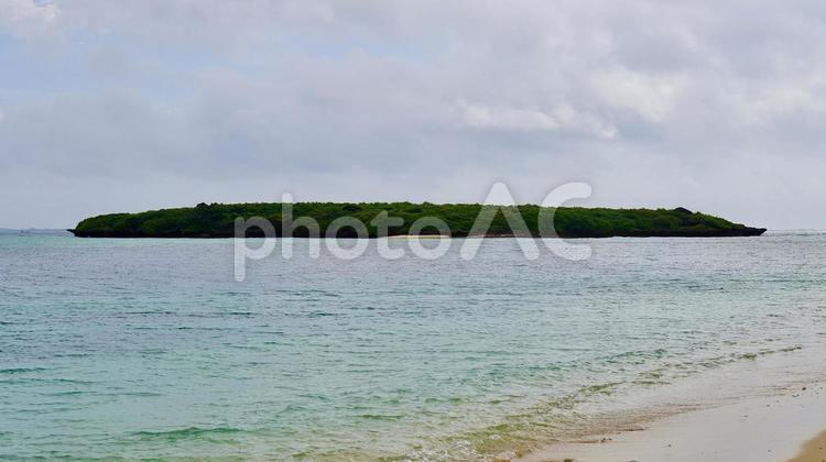 沖縄県うるま市津堅島のヤジリ浜とアフ岩 ヤジリ浜,アフ岩,津堅の写真素材