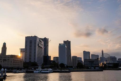 秋の夕暮れのみなとみらい みなとみらい,繁華街,交通の写真素材