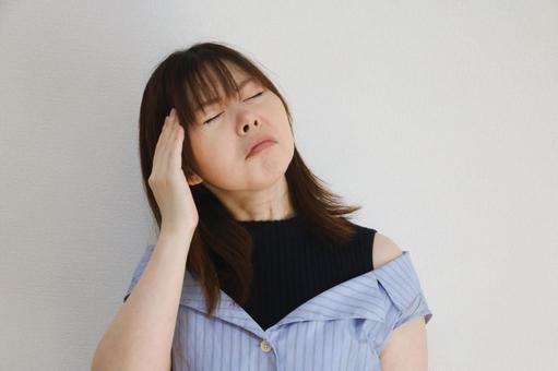 頭をおさえる女性 頭をおさえる女性 頭,痛い,頭痛の写真素材