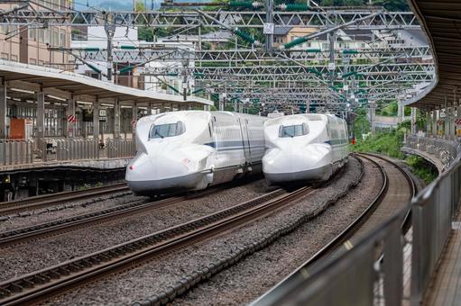 上下線がすれ違う東海道山陽新幹線 東海道,山陽,新幹線の写真素材