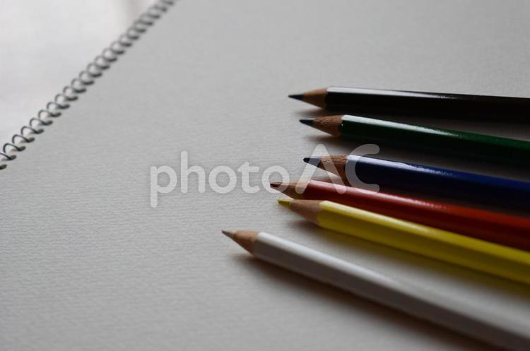 色鉛筆で描く絵 色鉛筆,スケッチブック,絵の写真素材