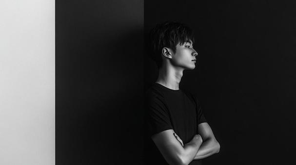 静かな横顔の男性 静かな横顔の男性の写真