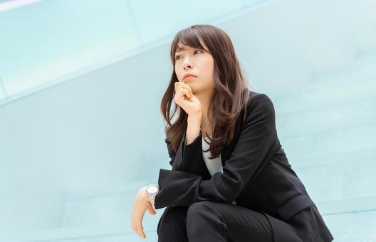 考えごとをする女性・ビジネスウーマン 考えごとをする女性・ビジネスウーマン 女性,ビジネス,ビジネスウーマンの写真素材