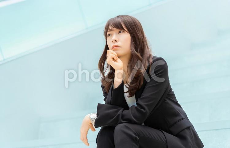 考えごとをする女性・ビジネスウーマン 女性,ビジネス,ビジネスウーマンの写真素材