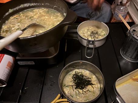 キャンプ飯 キャンプ,キャンプ飯,雑炊の写真素材