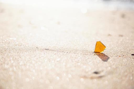 陽に透けるオレンジ色の宝物 陽に透けるオレンジ色の宝物の写真