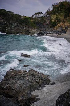 岩肌の海岸と打ち寄せる波 海,海岸,波の写真素材