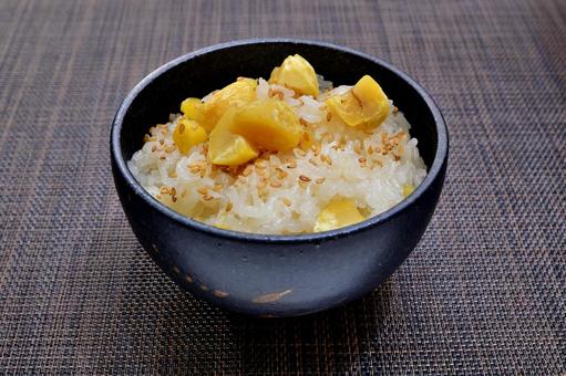 黒い茶碗に盛り付けた栗おこわ 栗おこわ,おこわ,栗ご飯の写真素材