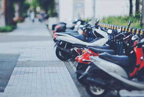 バイクの駐輪場と歩道 バイクの駐輪場と歩道 バイク,乗り物,停めるの写真素材