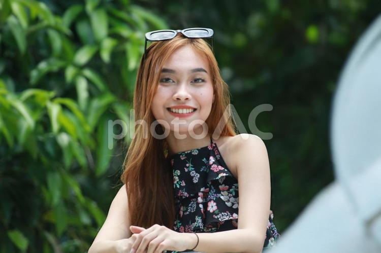 美人女性　森の中で散歩b_0512 自然,広場,木の写真素材