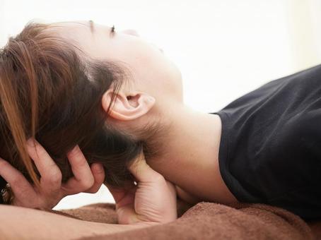 Japanese woman receiving a neck massage, whole house, stiff shoulder, massage, JPG