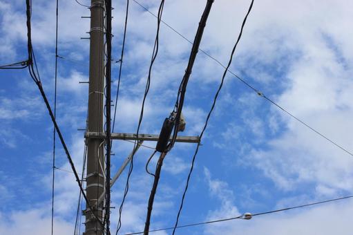 電線と青空 電線と青空の写真