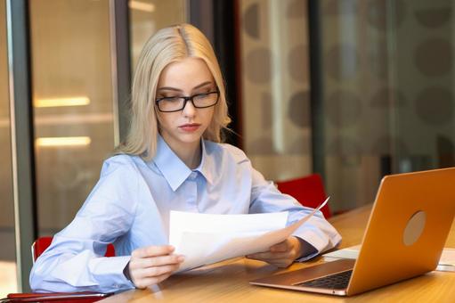 会議室で資料を見ているビジネスウーマン ビジネスウーマン,ビジネス,女性の写真素材