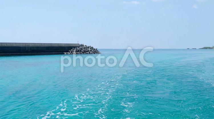 宮古島の海 3（船からの眺め） 宮古島,海,海面の写真素材