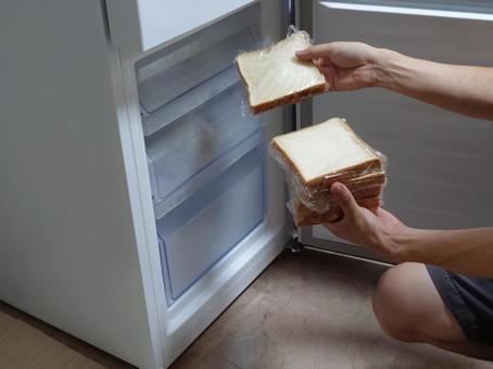 冷凍庫へ食パンを入れる 冷凍庫へ食パンを入れるの写真