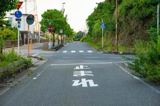 一時停止の道路標示と信号のない横断歩道 一時停止の道路標示と信号のない横断歩道 一時停止,止まれ,stopの写真素材