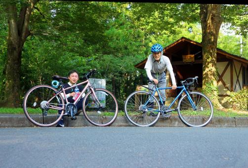 中年と老人のサイクリング 中年と老人のサイクリングの写真